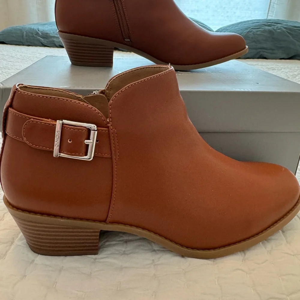 Vionic Millie toffee leather bootie w/silver buckle & side zipper - 9.5W - Picture 2 of 9